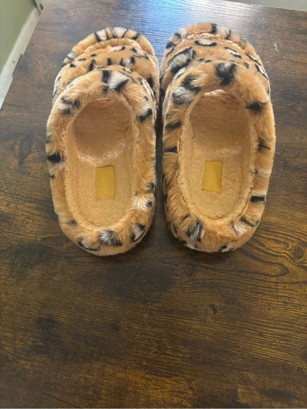 Crocs Faux Fur Leopard Print woman’s Slide Sandals - Tan size 7 like new - Picture 3 of 4
